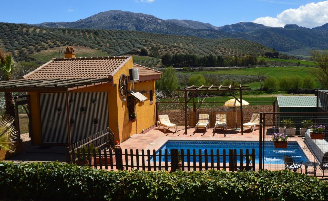 לינה וארוחת בוקר Villanueva del Rosario Cortijo Petra מראה חיצוני תמונה