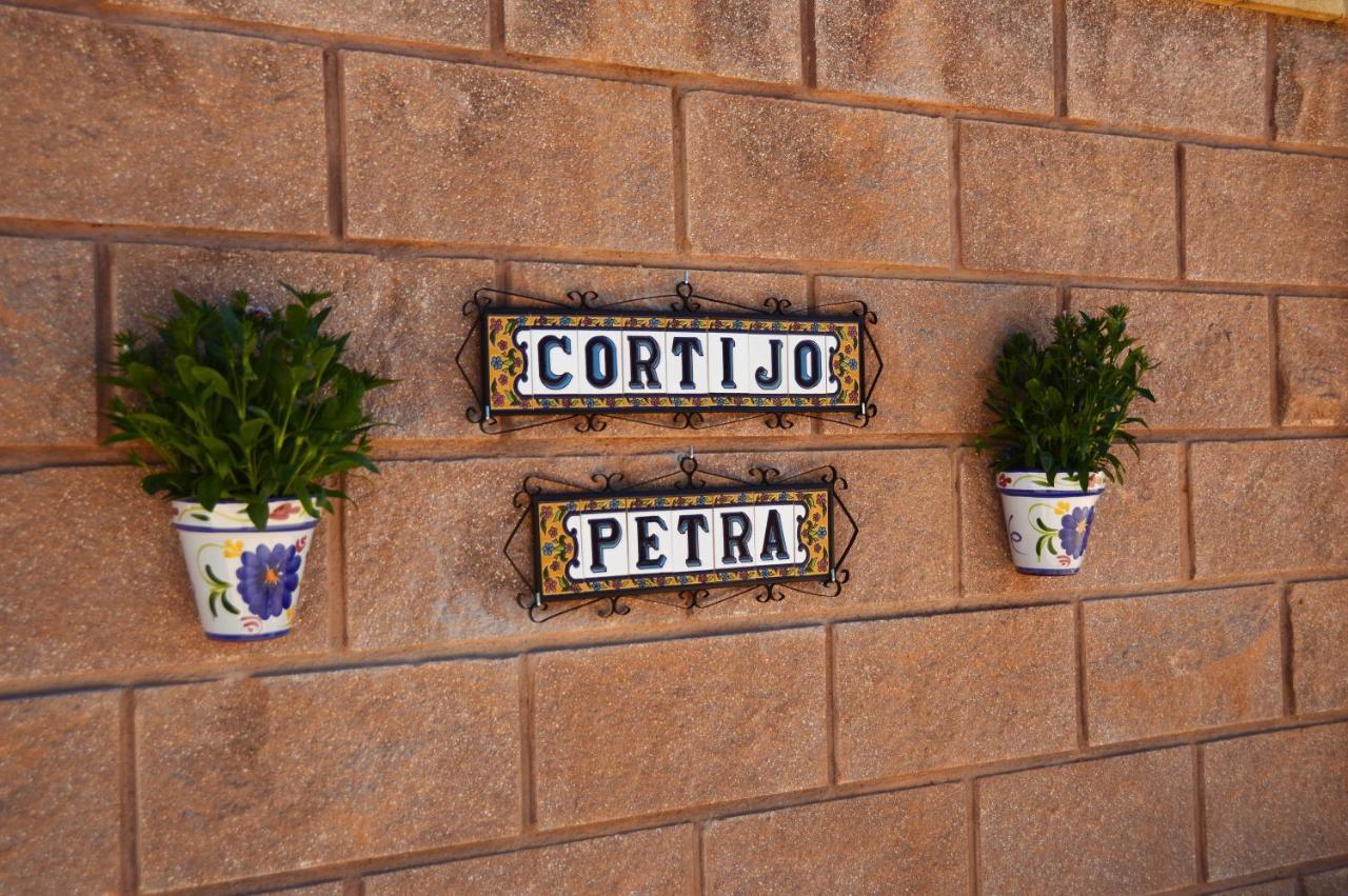 לינה וארוחת בוקר Villanueva del Rosario Cortijo Petra מראה חיצוני תמונה